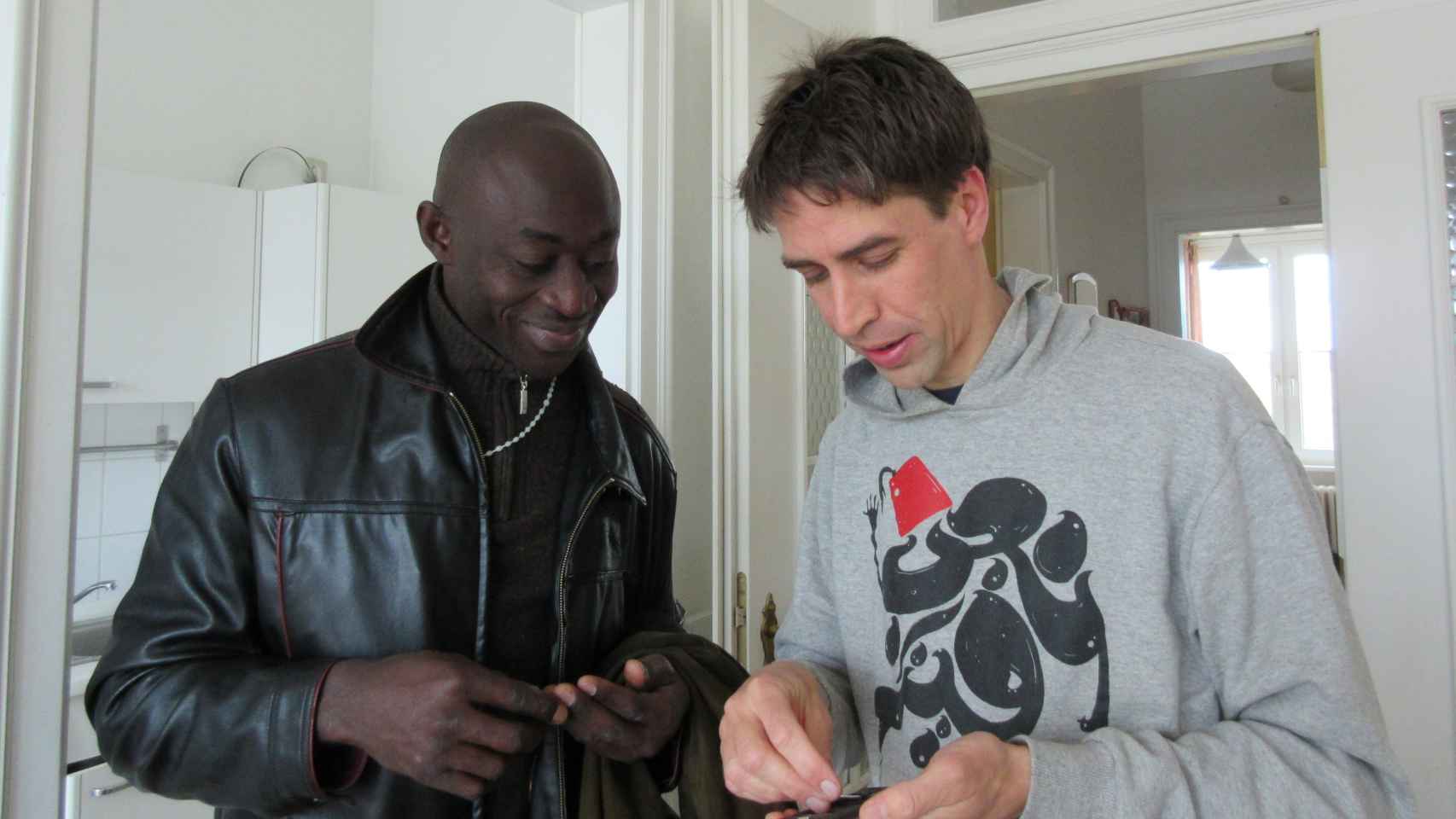 El cineasta con Paul, el refugiado al que ha acogido tras grabarle para su documental.