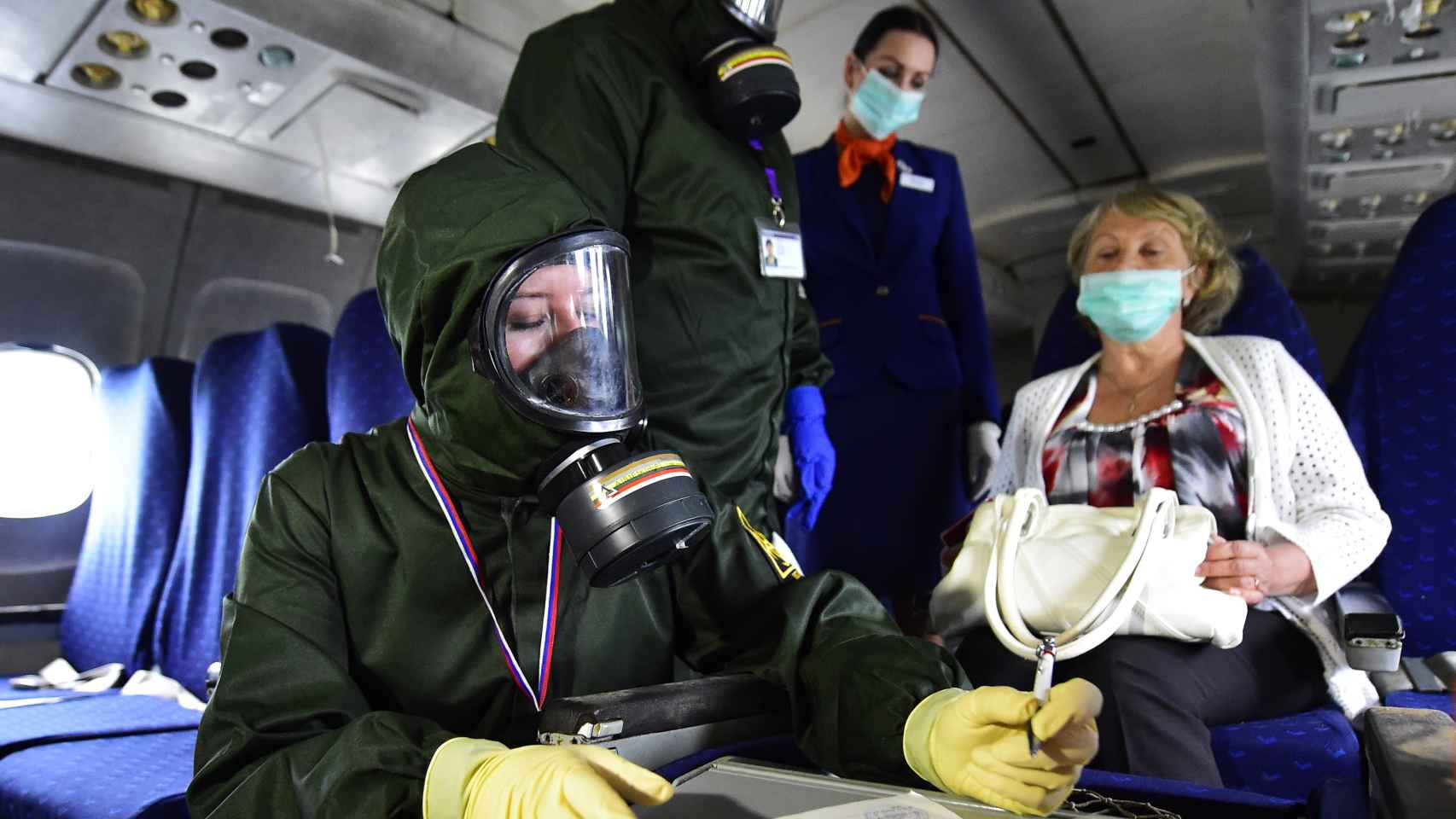 Un equipo médico a bordo de un avión.