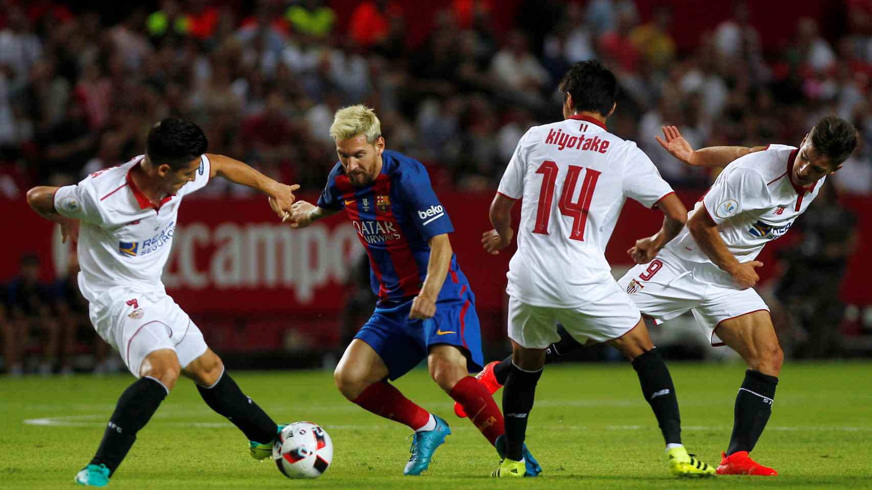 Messi rodeado de futbolistas del Sevilla en el partido de ida.
