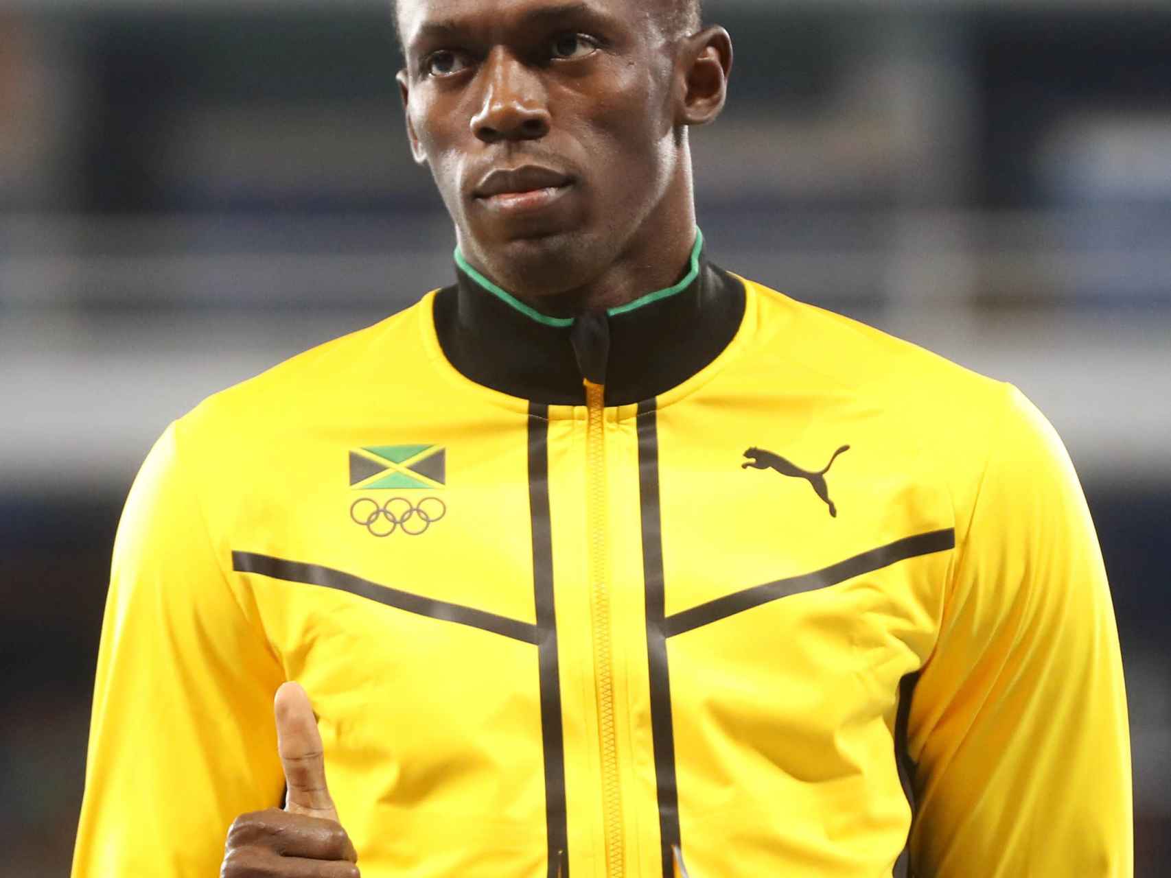 Bolt en el podio olímpico de los 100 metros.