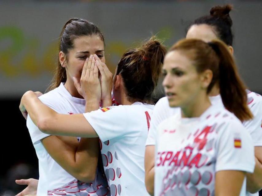 La selección española de balonmano femenino se lamenta tras su derrota contra Francia.