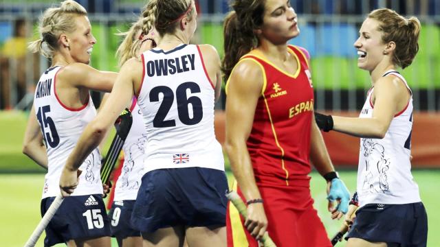 Las jugadoras británicas celebran su tercer gol ante España.