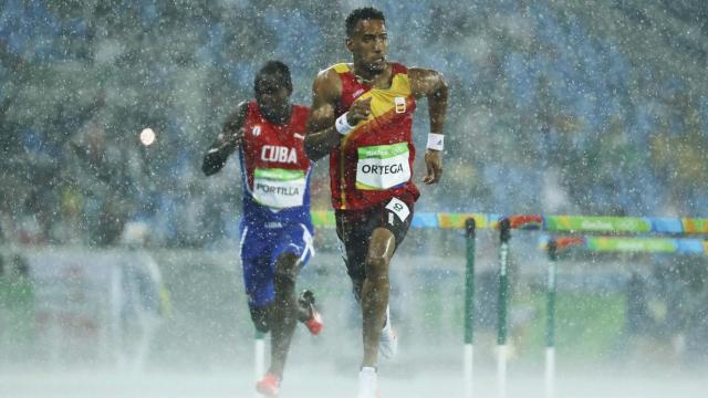 Orlando Ortega llega a meta en una carrera marcada por la lluvia.