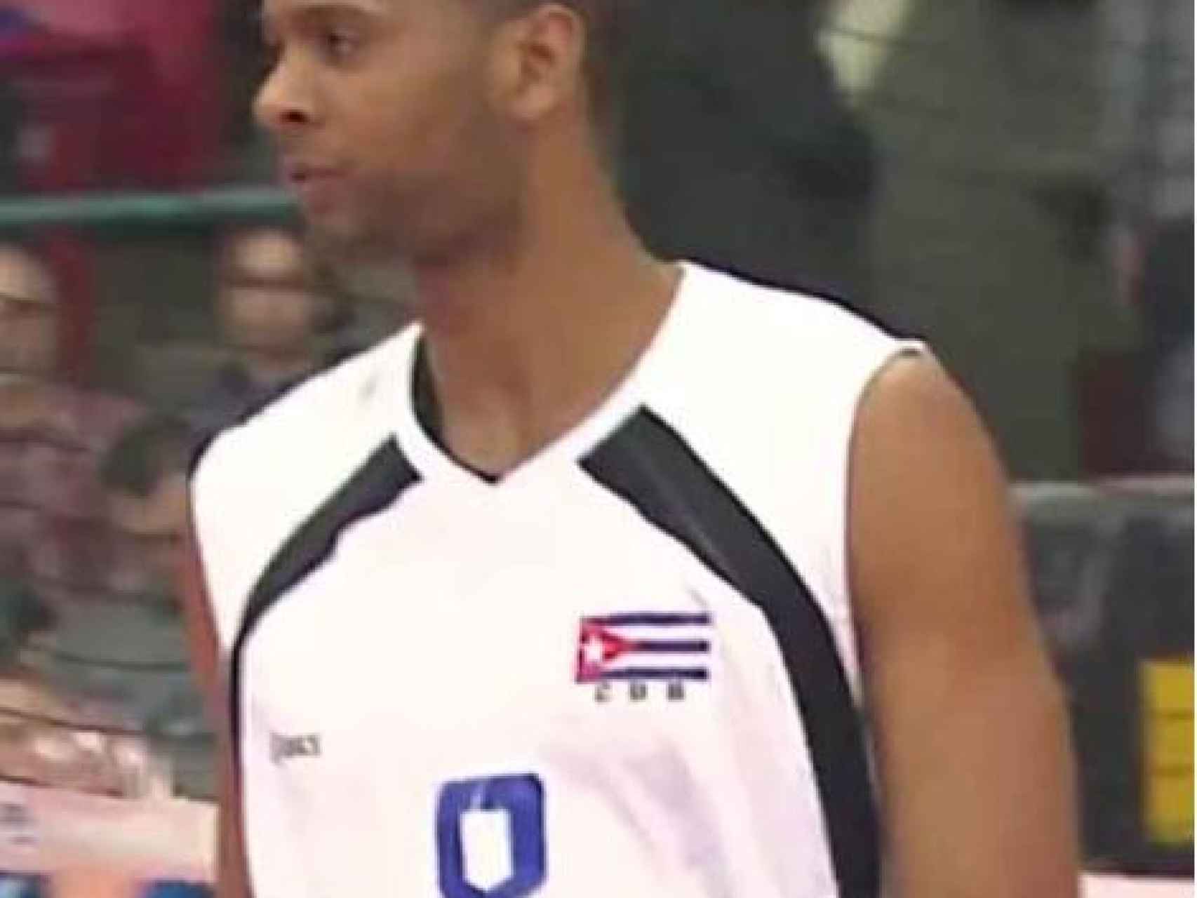 Dariel Albo Miranda durante un partido de voleibol.