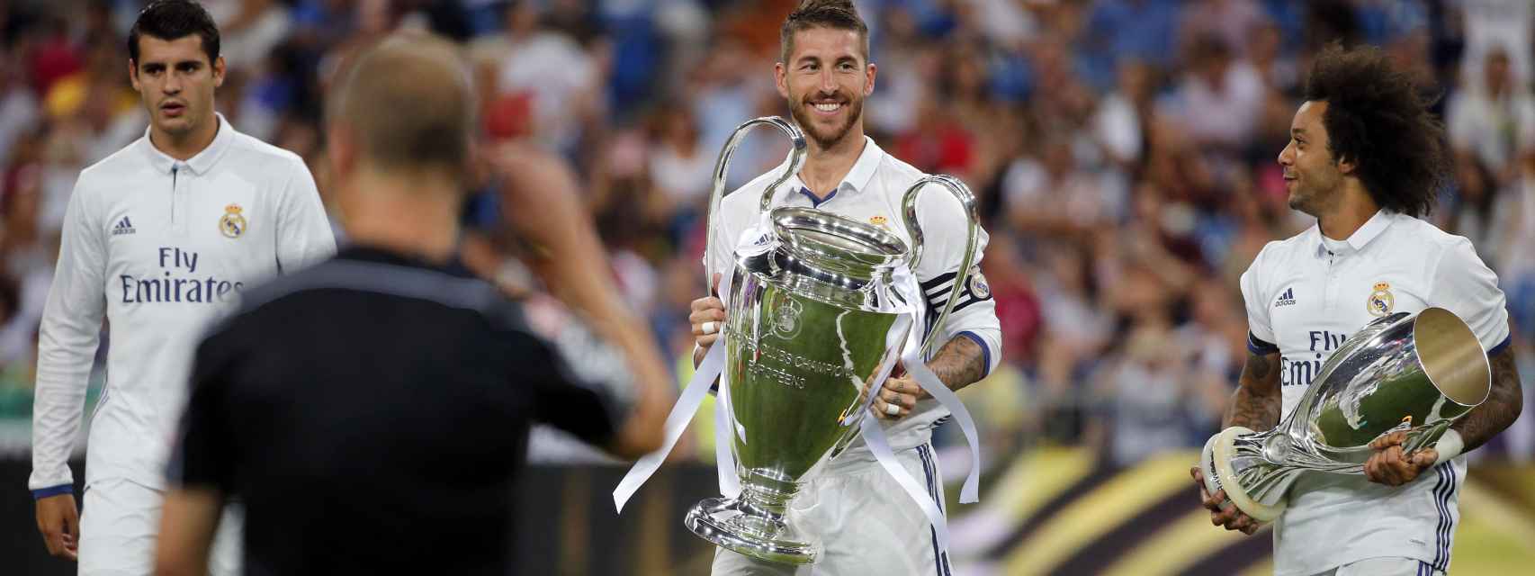 Ramos (c), con la Copa de Europa, Marcelo (d), con la Supercopa, y Morata (c).