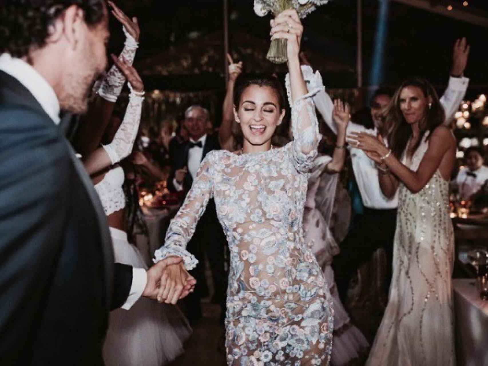 Momento en el que Gabriela Palatchi se lanza a bailar de la mano de su marido, y del ramo.