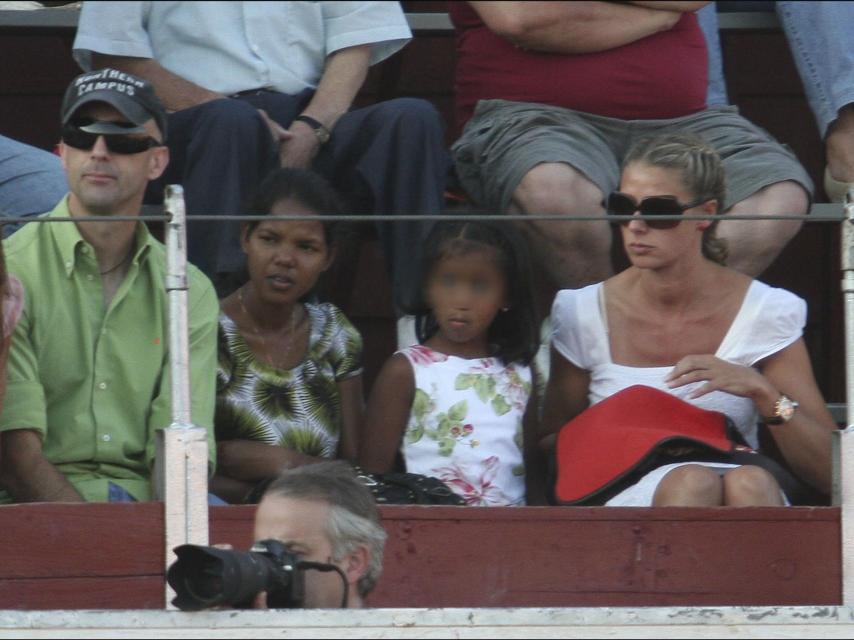 Anne Igartiburu, en una corrida con su hija en el año 2009.