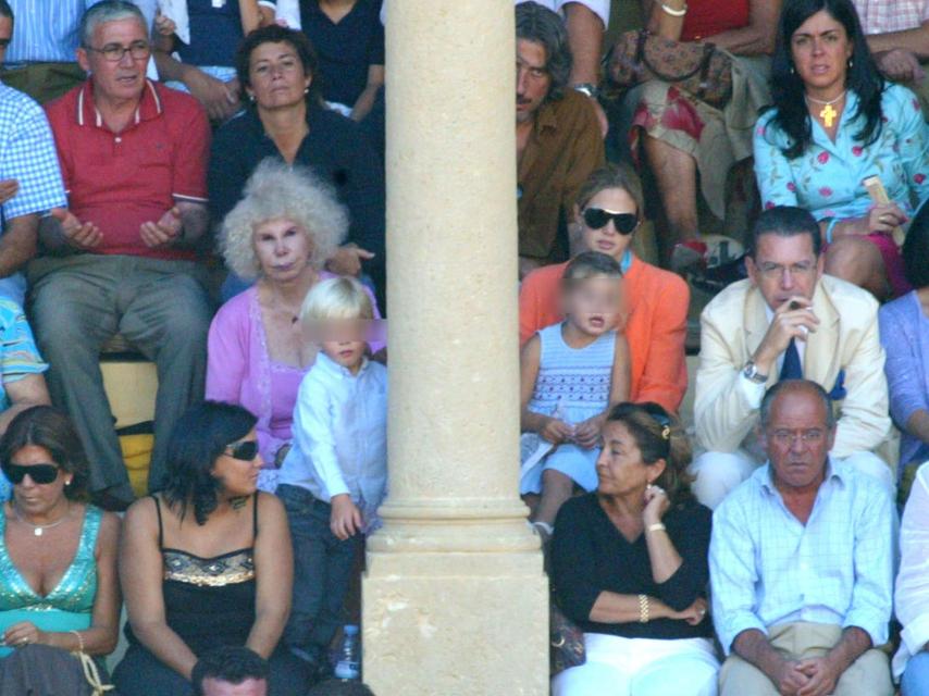 La duquesa de Alba con su nuera Genoveva y los hijos de ésta, Luis y Amina.