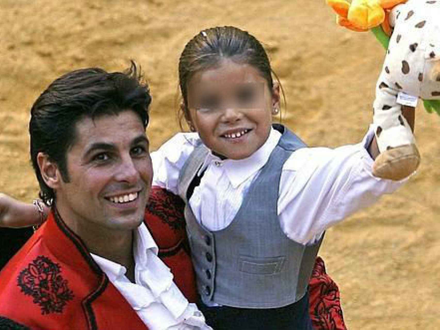 Fran Rivera con su hija Cayetana en brazos, tras una corrida goyesca.