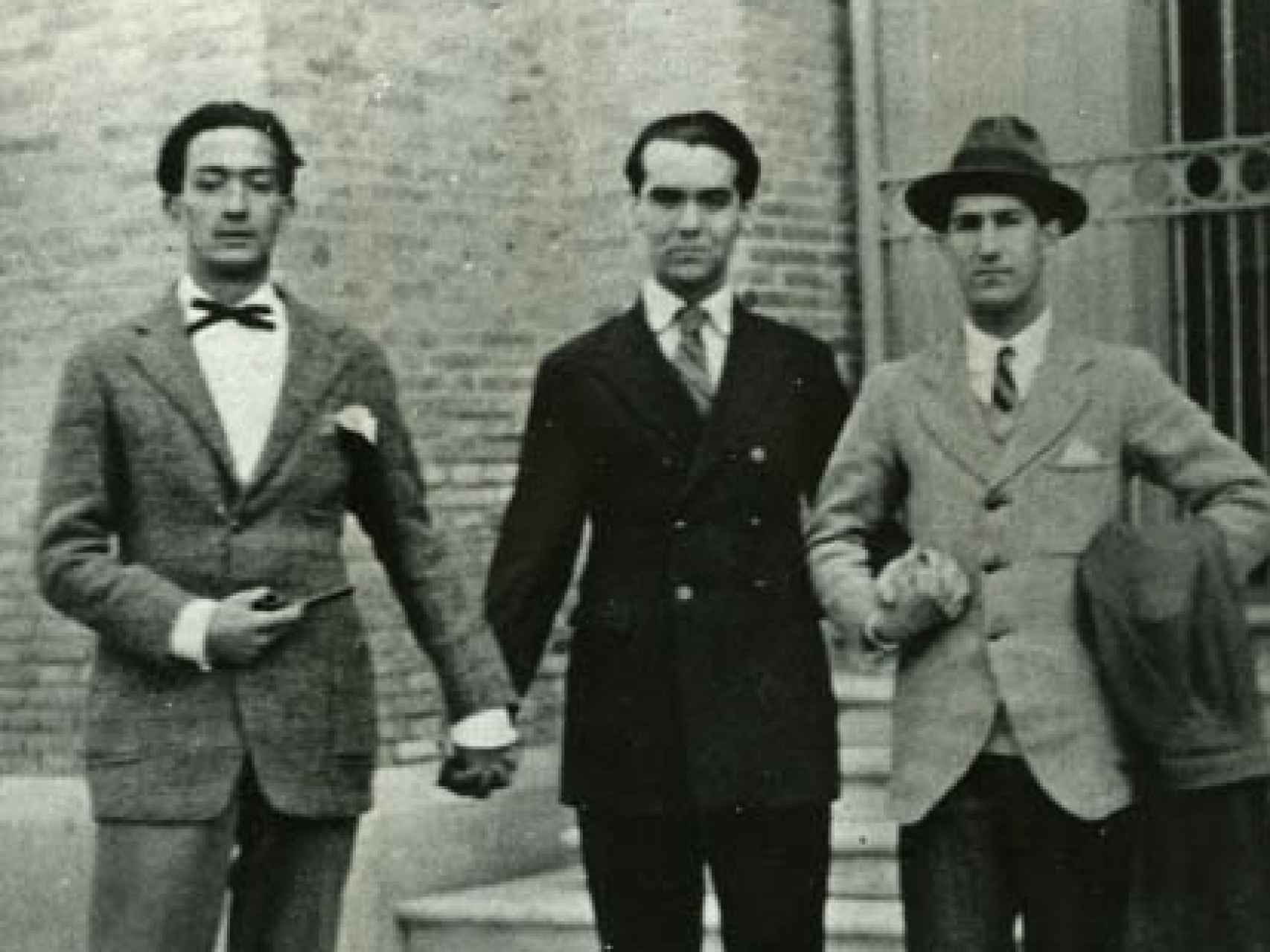 Salvador Dalí, Federico García Lorca y Pepín Bello delante del Museo de Ciencias Naturales, Madrid, 1925.
