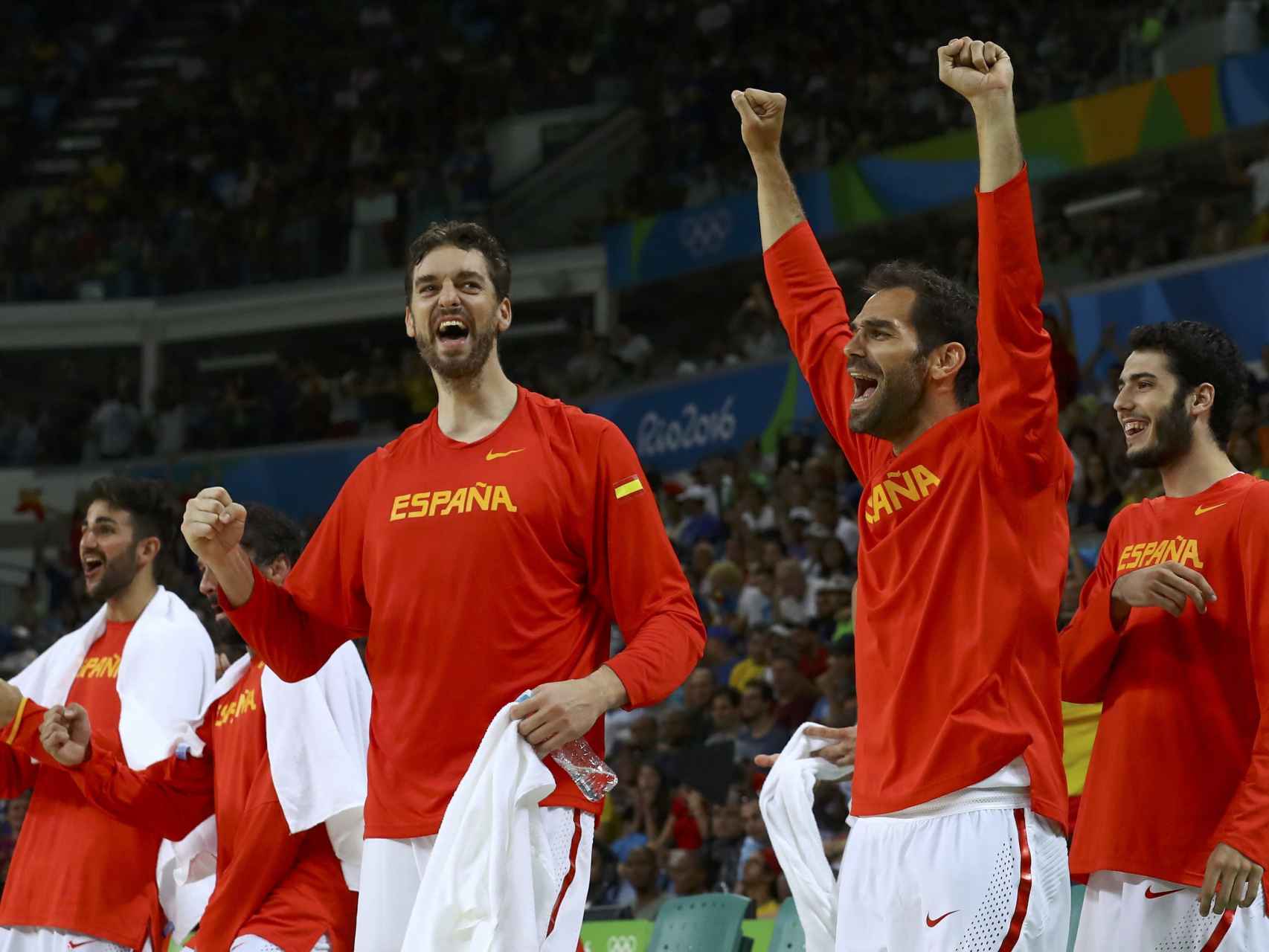 Los jugadores españoles celebran la victoria frente a Francia.