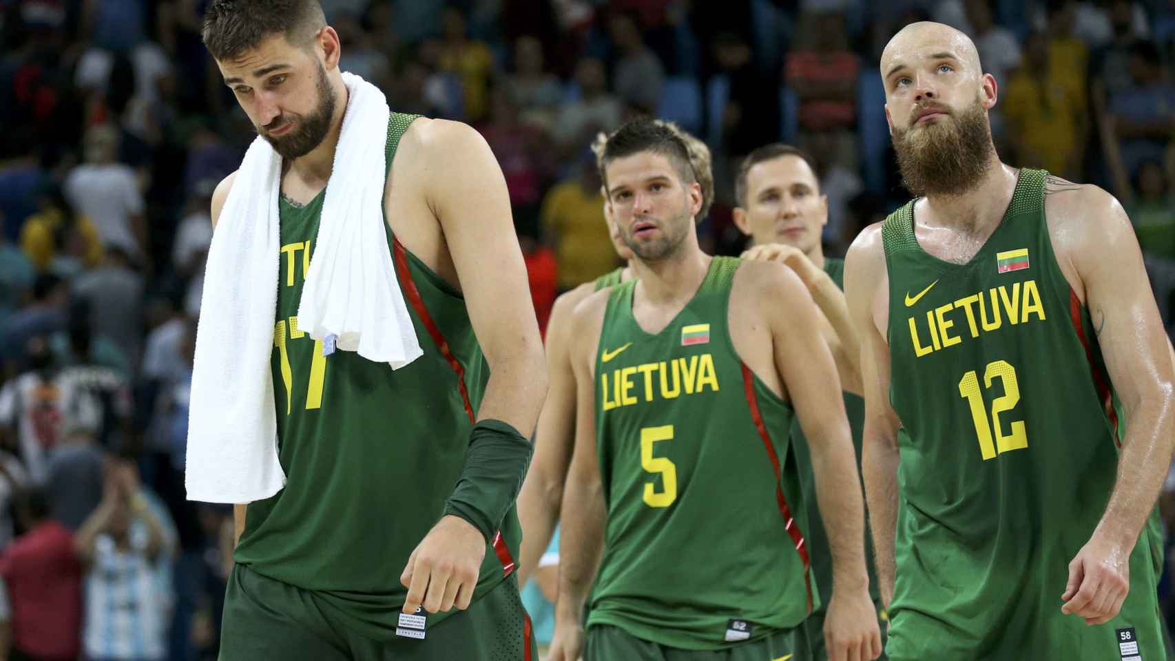 Los jugadores de Lituania se lamentan por la derrota.