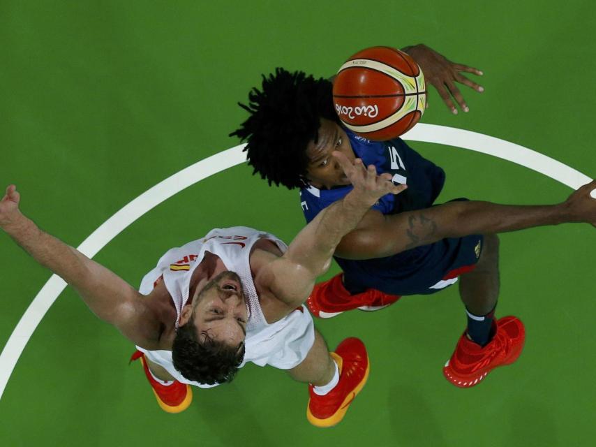 Pau Gasol tapona un lanzamiento de Mickael Gelabale durante el encuentro de cuartos.