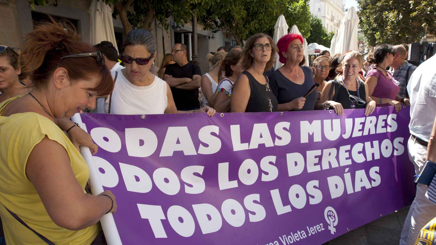Concentración tras la muerte de una mujer tiroteada en Cádiz por la expareja de su hija.