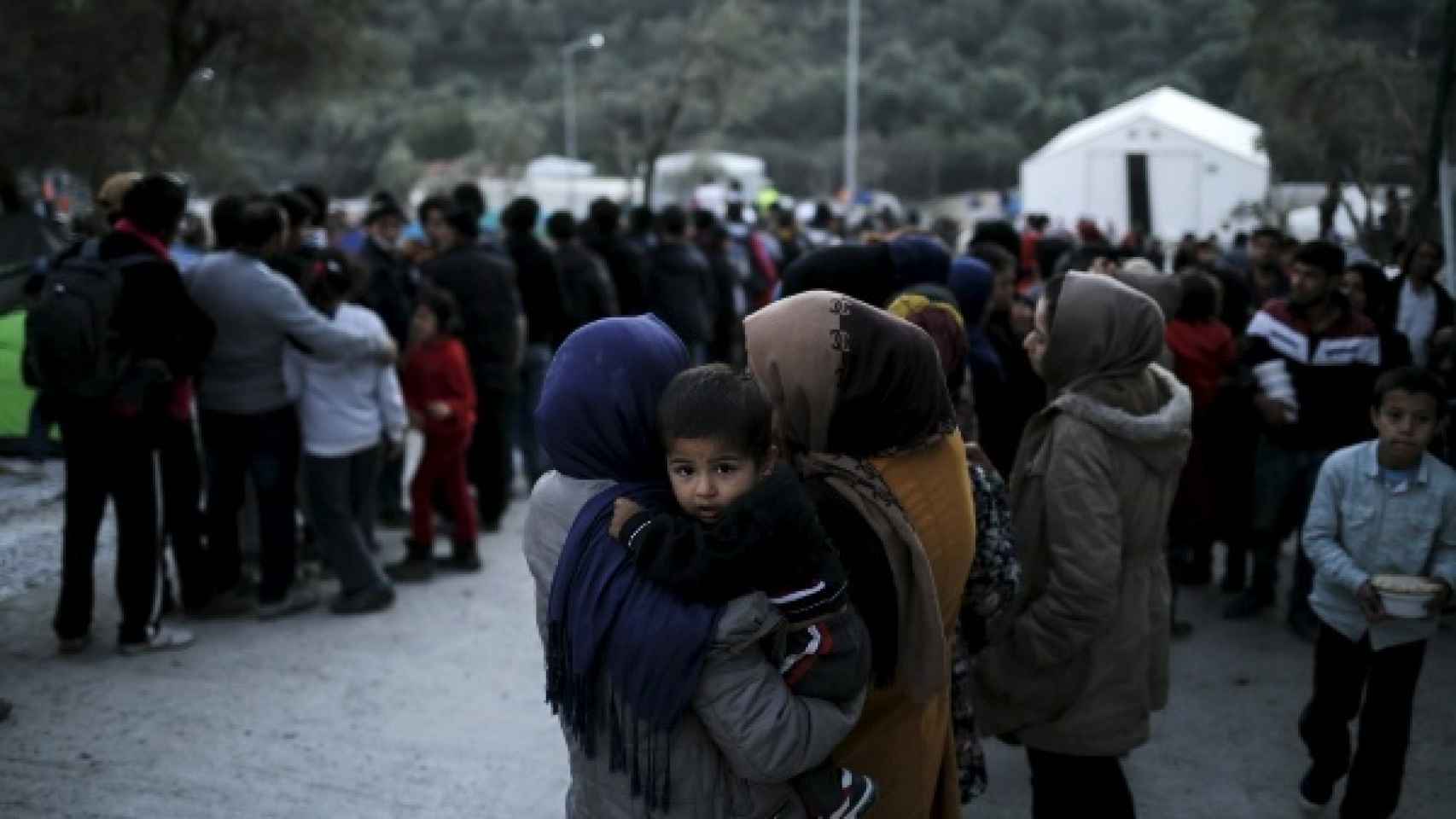 Solicitantes de asilo en un centro de acogida en la isla de Lesbos (Grecia).