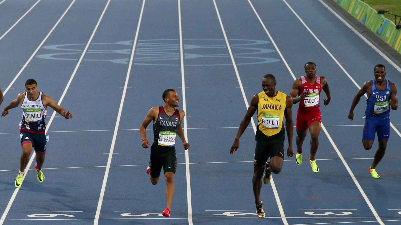 De Grasse y Bolt cruzan la meta riéndose.