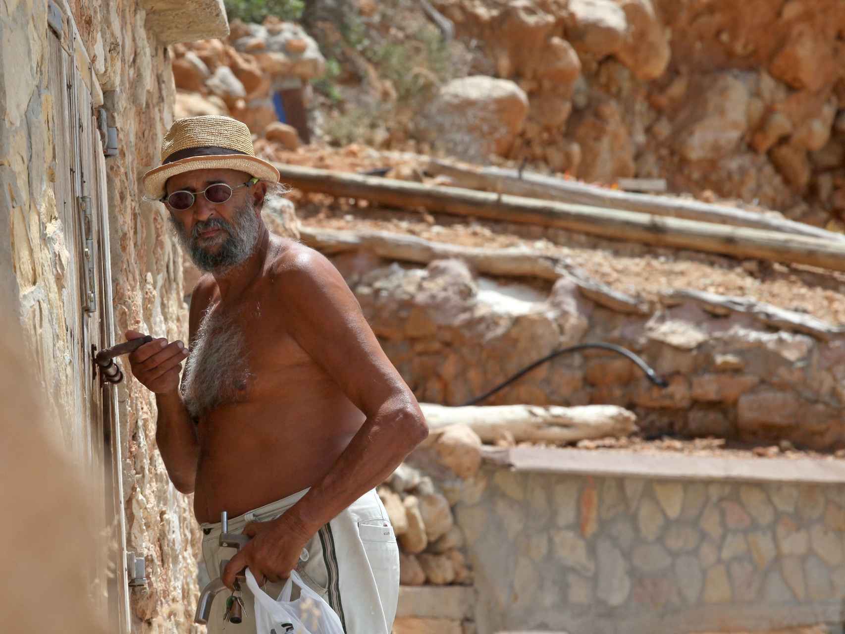 Miguel tiene 64 años y vive en una cueva ibicenca desde hace más de dos décadas.