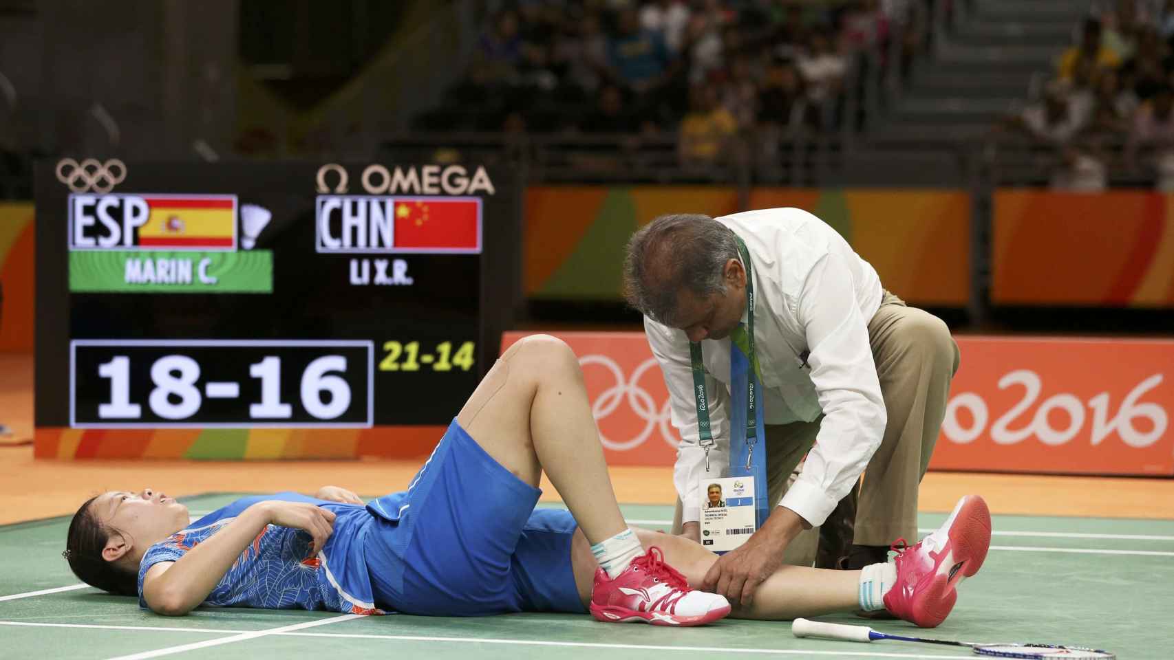 Li Xueriu, en el suelo tras su lesión de rodilla.