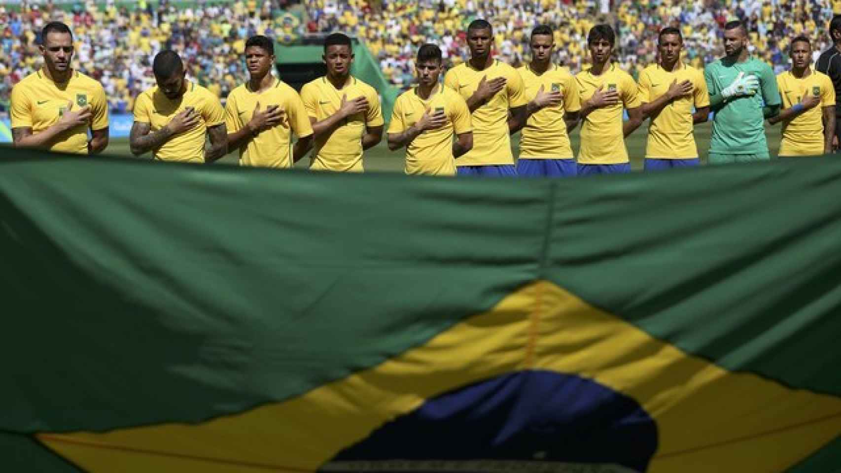 La selección brasileña escucha el himno antes la semifinal.