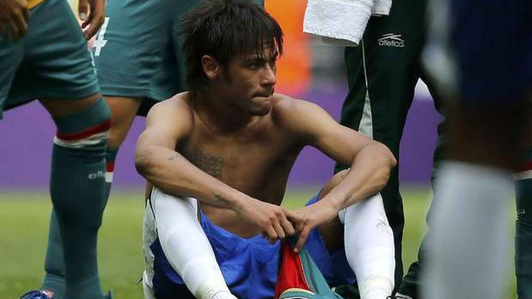 Neymar se lamenta tras la final perdida ante México (1-2) en Londres '12.