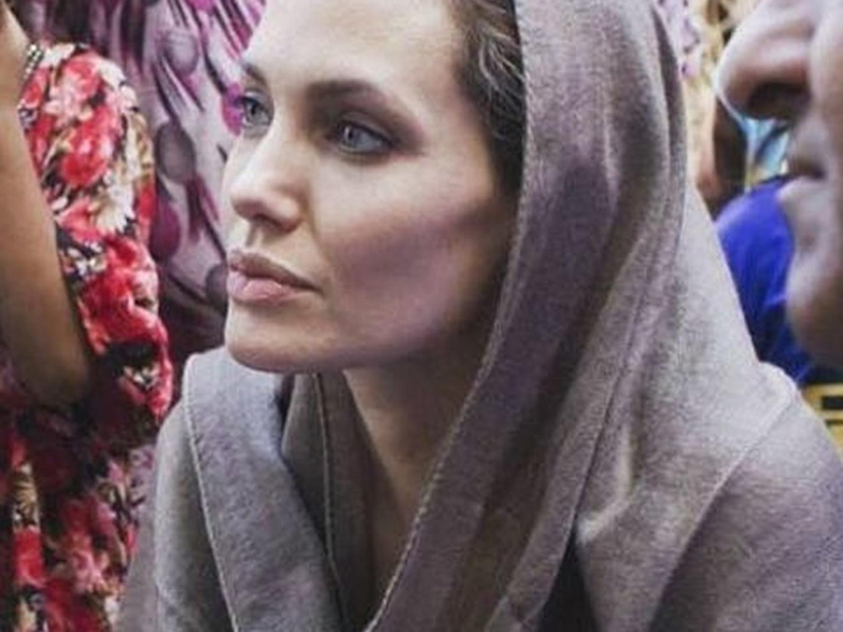 Angelina Jolie en su faceta más humanitaria.