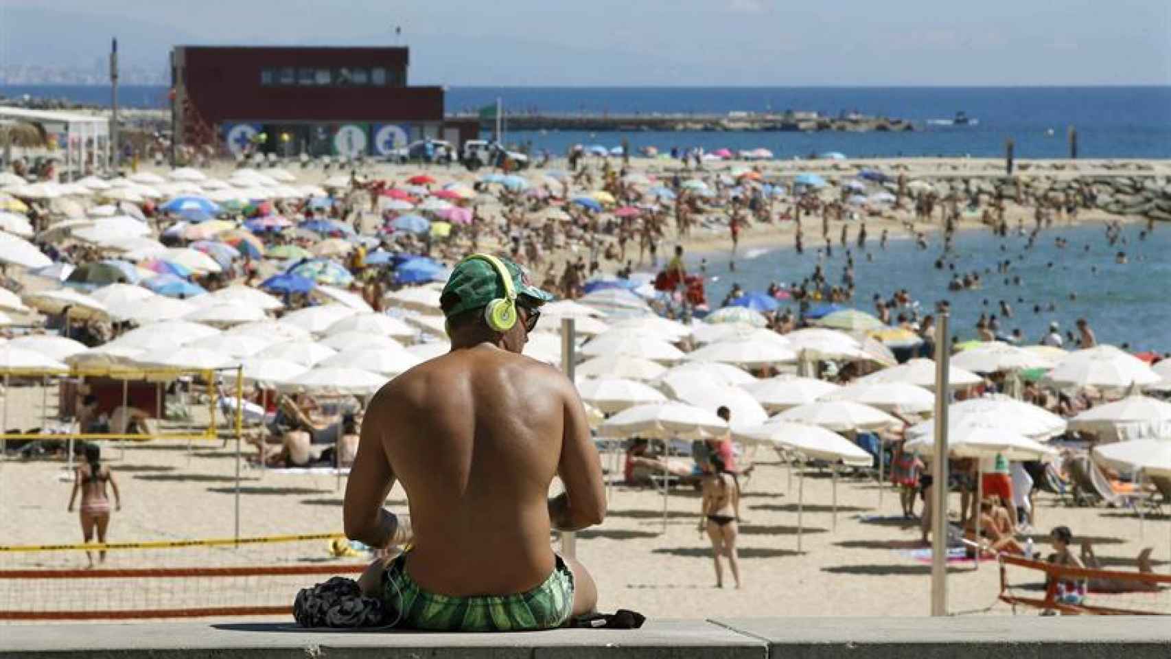 Vista de la playa de la Nova Icaria (Barcelona) durante los meses de verano/ Andreu Dalmau/ EFE