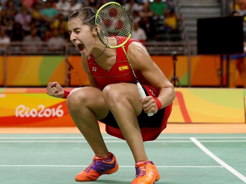 Carolina Marín celebra su victoria.