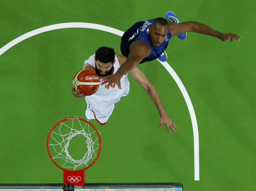 Mirotic intenta anotar ante Boris Diaw.