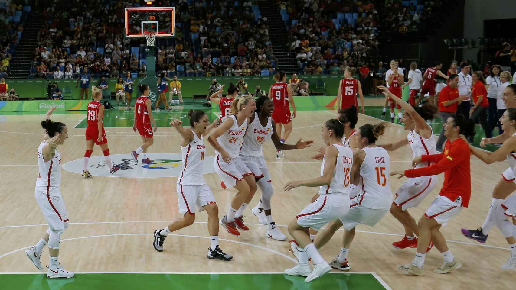 Las jugadoras españolas corren a abrazarse nada más sonar la bocina final. / Reuters