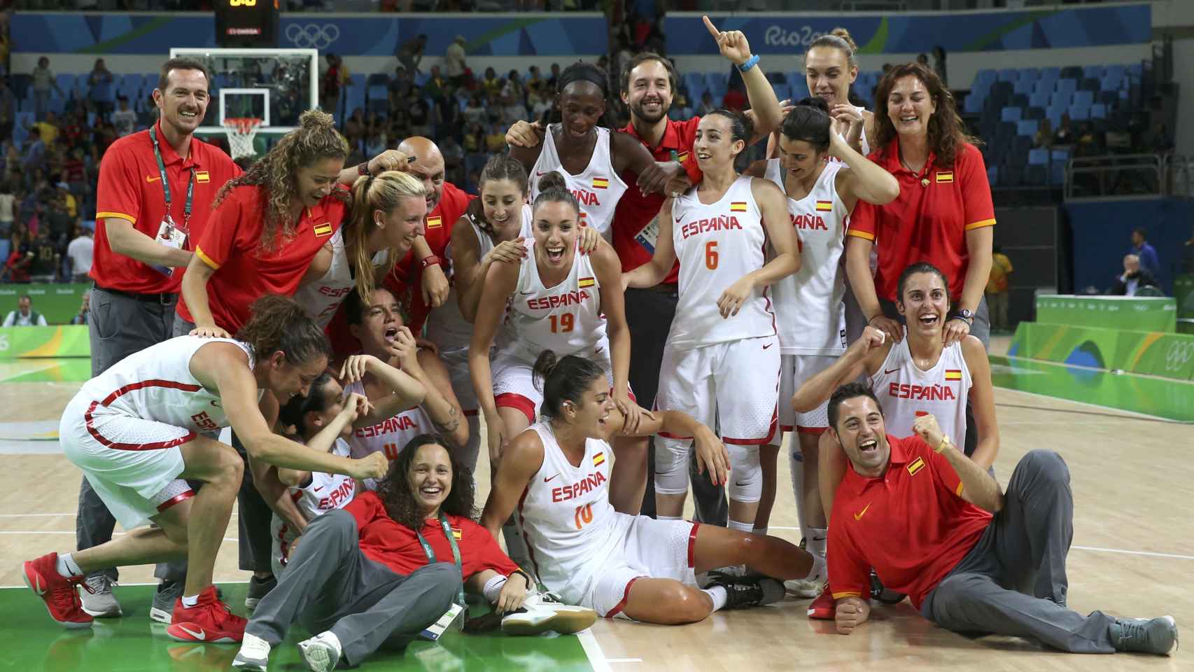 Las jugadoras españolas celebran su histórico triunfo contra Serbia.