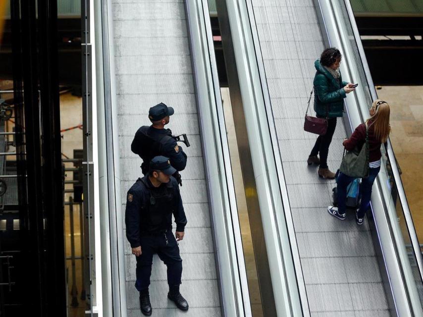 Agentes de Policía patrullan en el aeropuerto de Madrid.