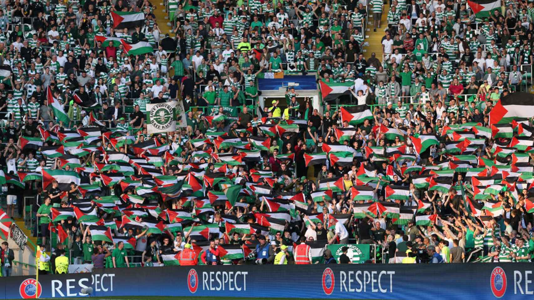 Decenas de banderas de Palestina en una de las gradas de Celtic Park.