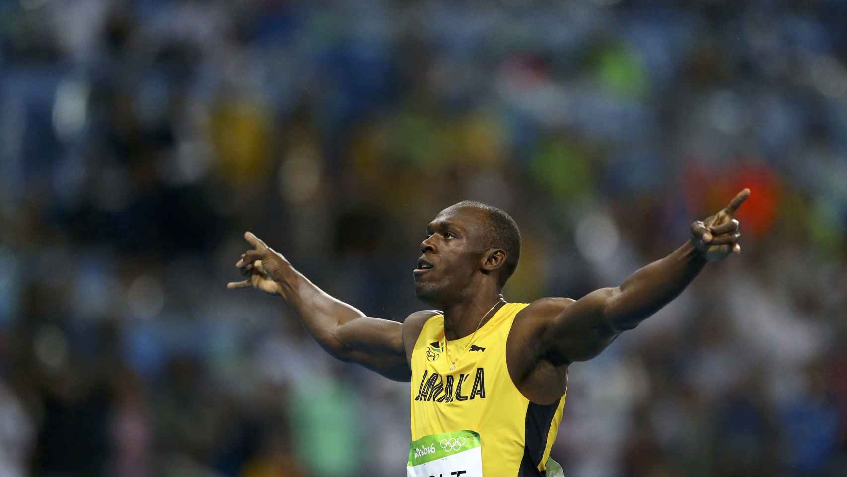 Bolt celebra el oro en el 200.