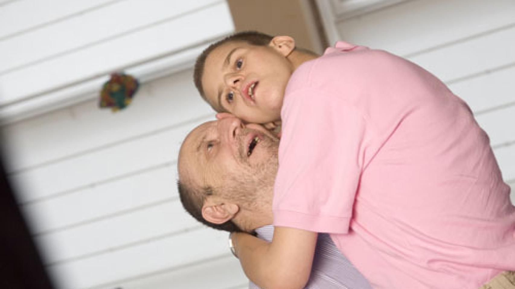 Andrés en un cariñoso abrazo con su hijo Cris.