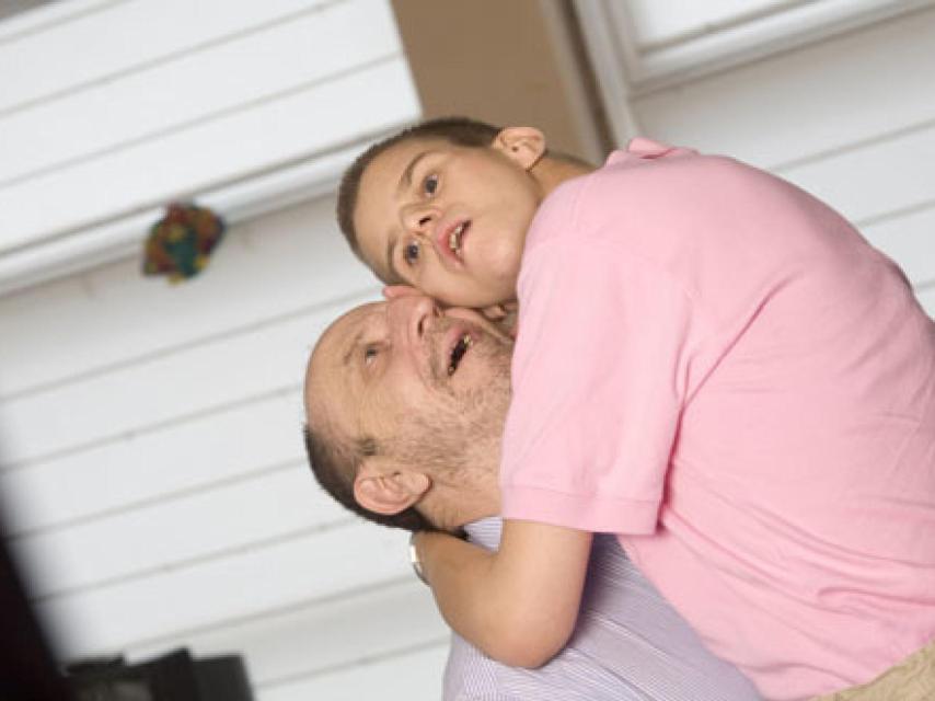 Andrés en un cariñoso abrazo con su hijo Cris.