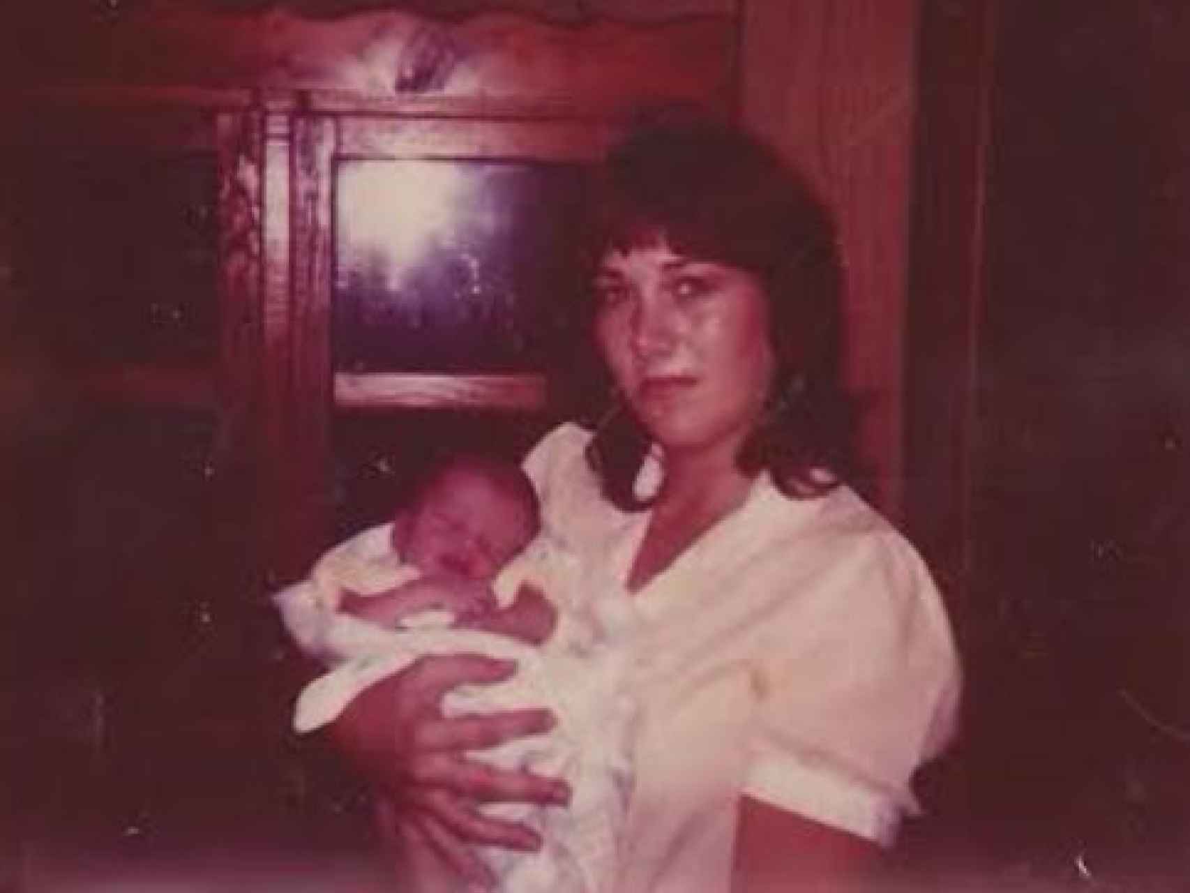 Cathy fue asesinada por un joven de 15 años. En la imagen aparece junto a su bebé.