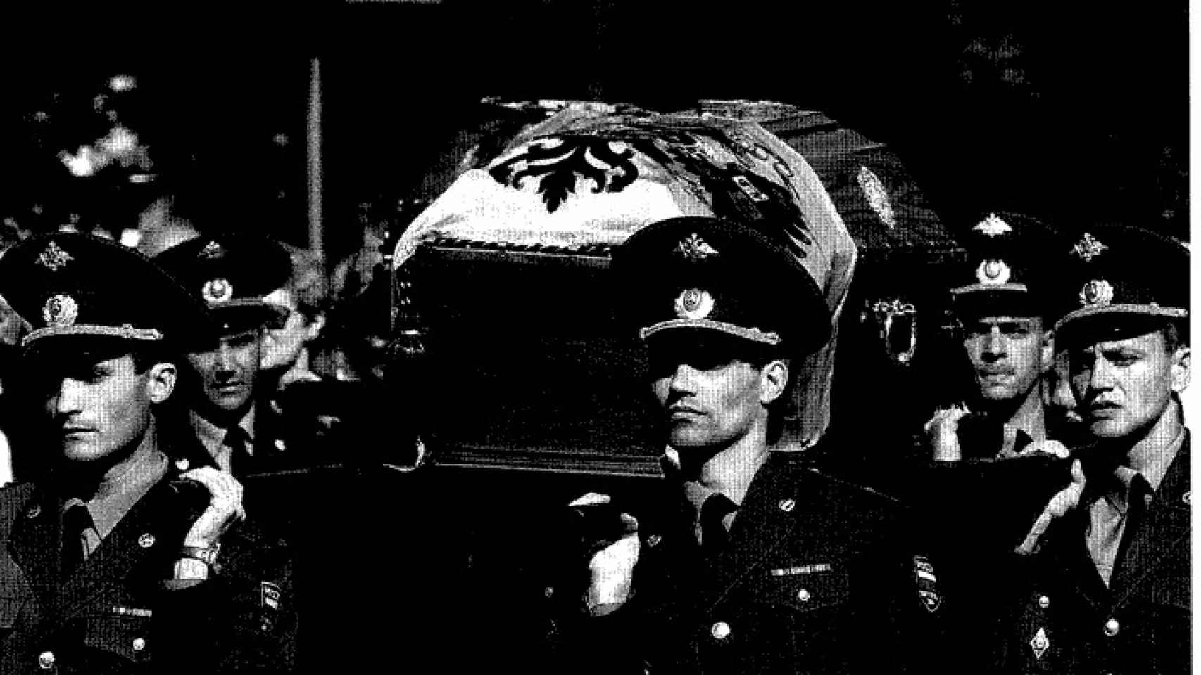 Foto del entierro de Nicolás II. Página del 17 de julio de 1988 en La Vanguardia