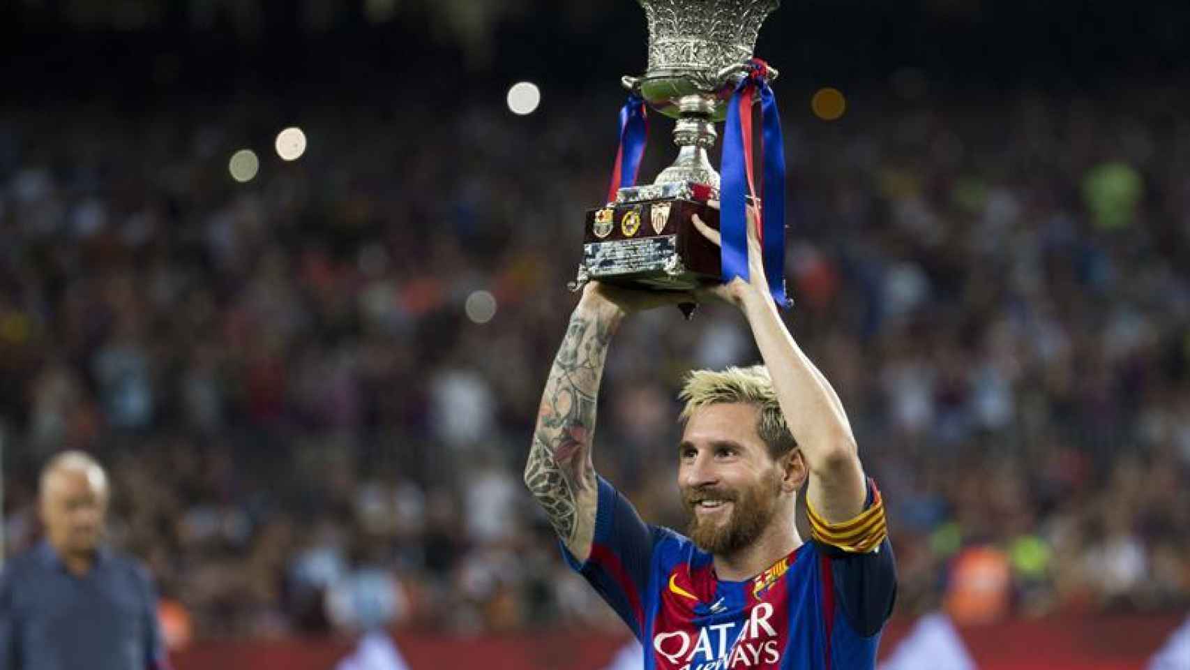 Messi levanta la Supercopa de España.
