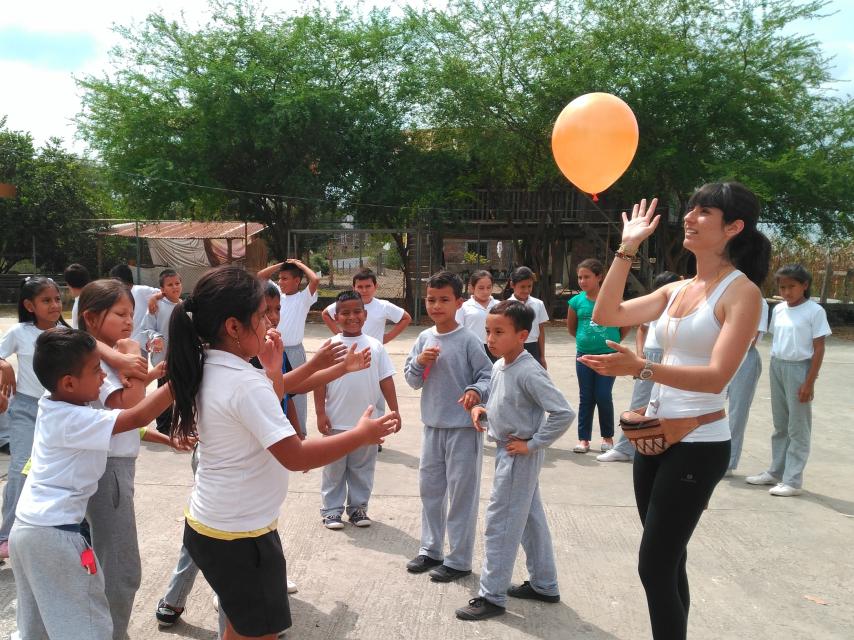 Alba Pérez juega con los niños de Portoviejo.