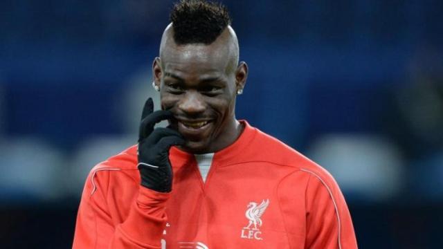 Balotelli sonríe en un entrenamiento con el Liverpool.