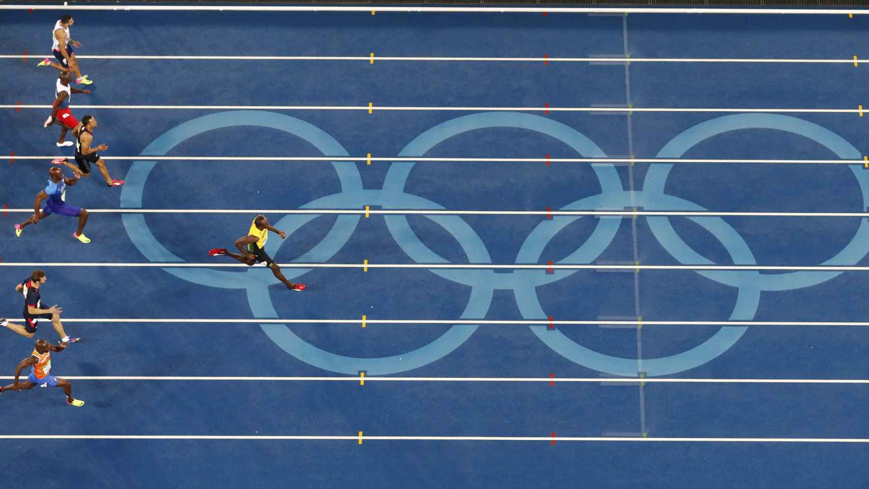 Bolt, con varios metros de ventaja sobre sus rivales. / Reuters
