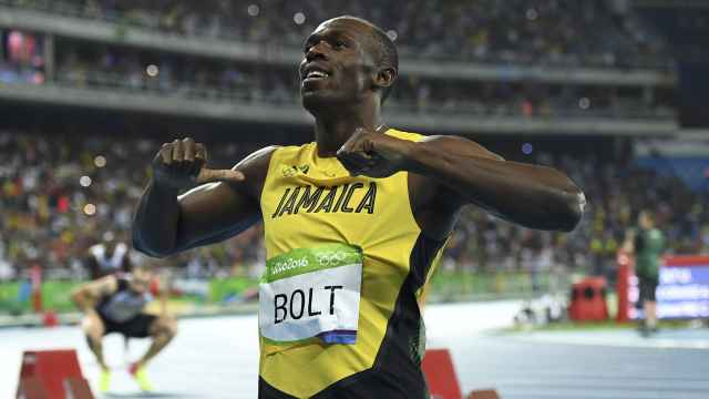 Usain Bolt se pone de rodillas para celebrar su medalla de oro en los Juegos Olímpicos de Río 2016