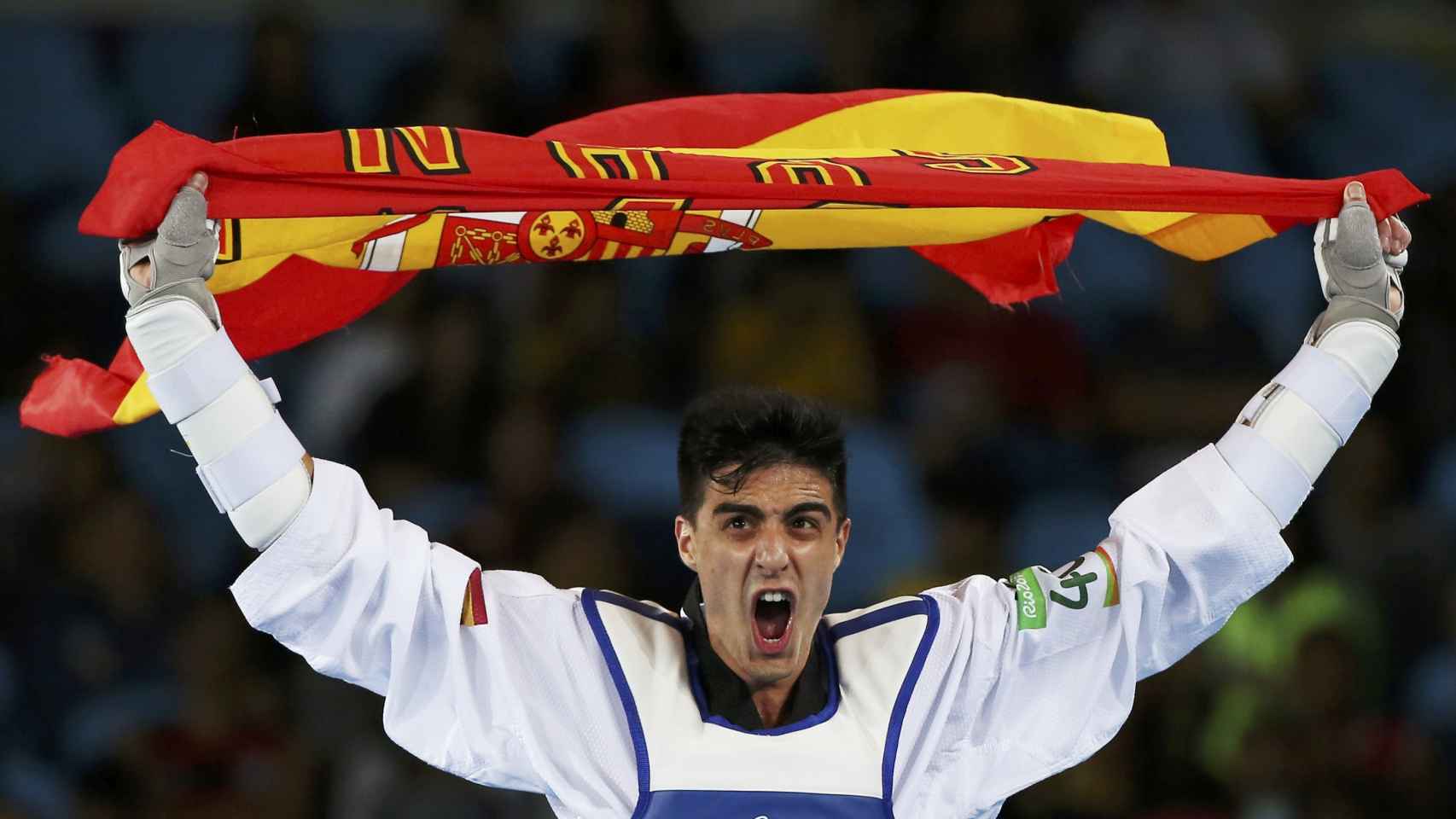 Joel González con la bandera de España.