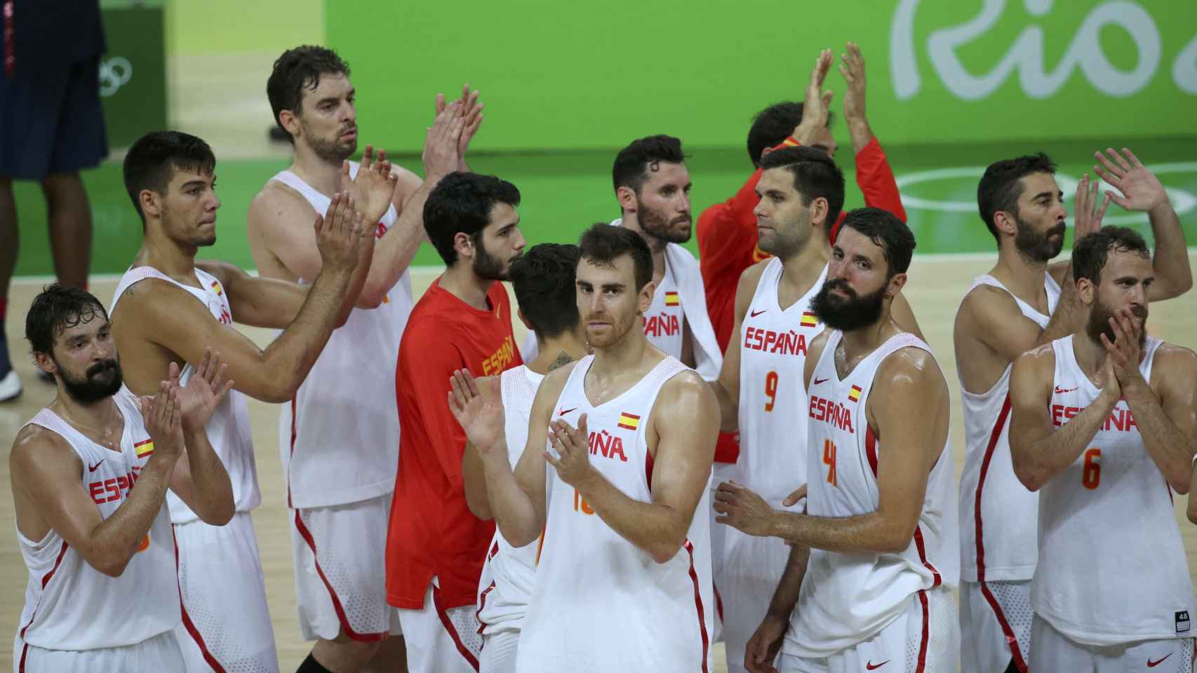 Los jugadores españoles tras la derrota contra USA.