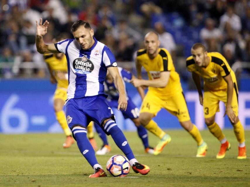 Lucas Pérez lanza un penalti.