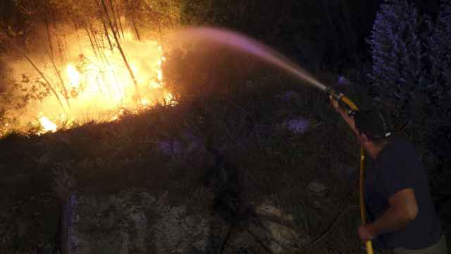 Un incendio en los montes de A Portela, en el límite con Pontevedra.