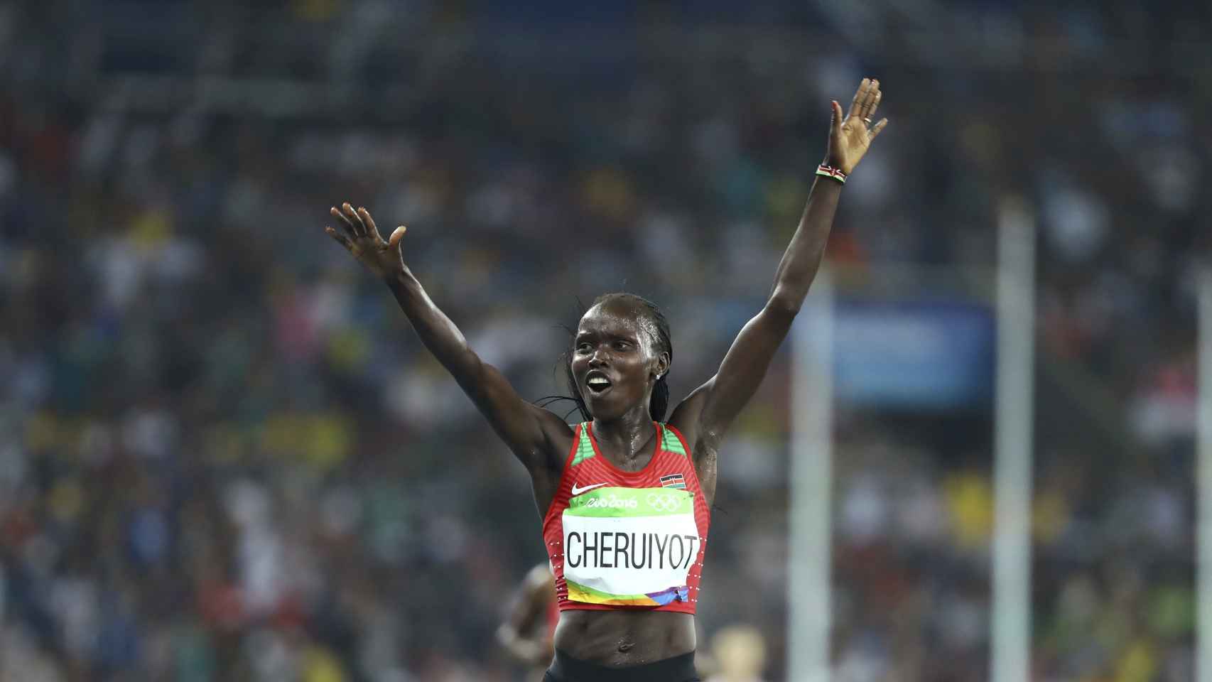 Cheruiyot celebra la medalla de oro en los 5.000 metros.