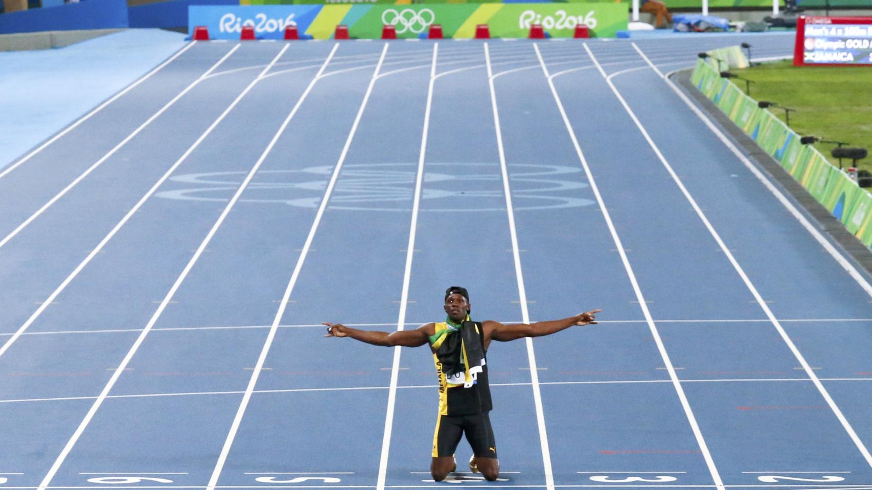 Usain Bolt, arrodillado sobre el tartán del Estadio Olímpico de Engenhao.