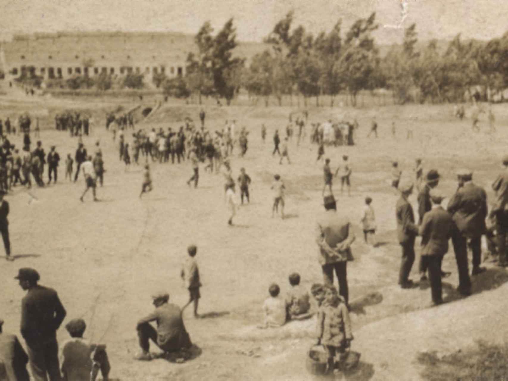 El campo de fútbol de El Valle, el primero que se construyó en Riotinto, hoy es el patio de un colegio.