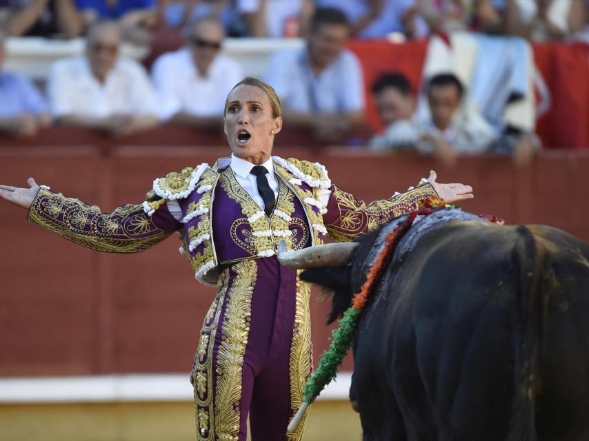 Cristina Sánchez triunfante en la corrida de toros de la Feria de Cuenca.